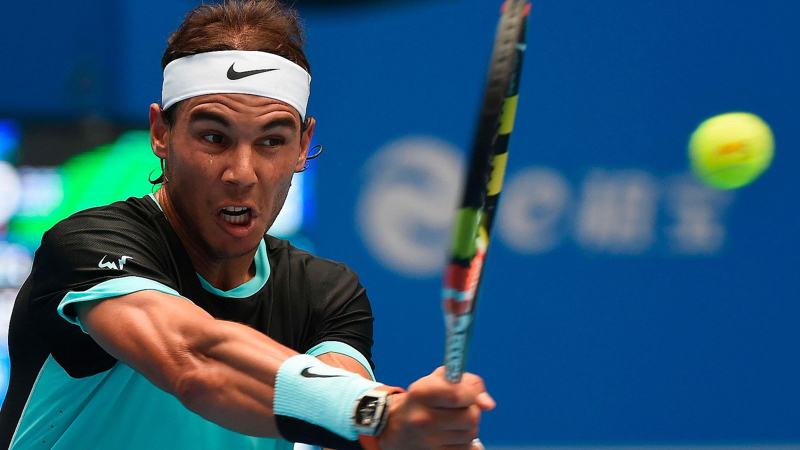 El tenista español Rafa Nadal devuelve una bola ante el chino Wu Di