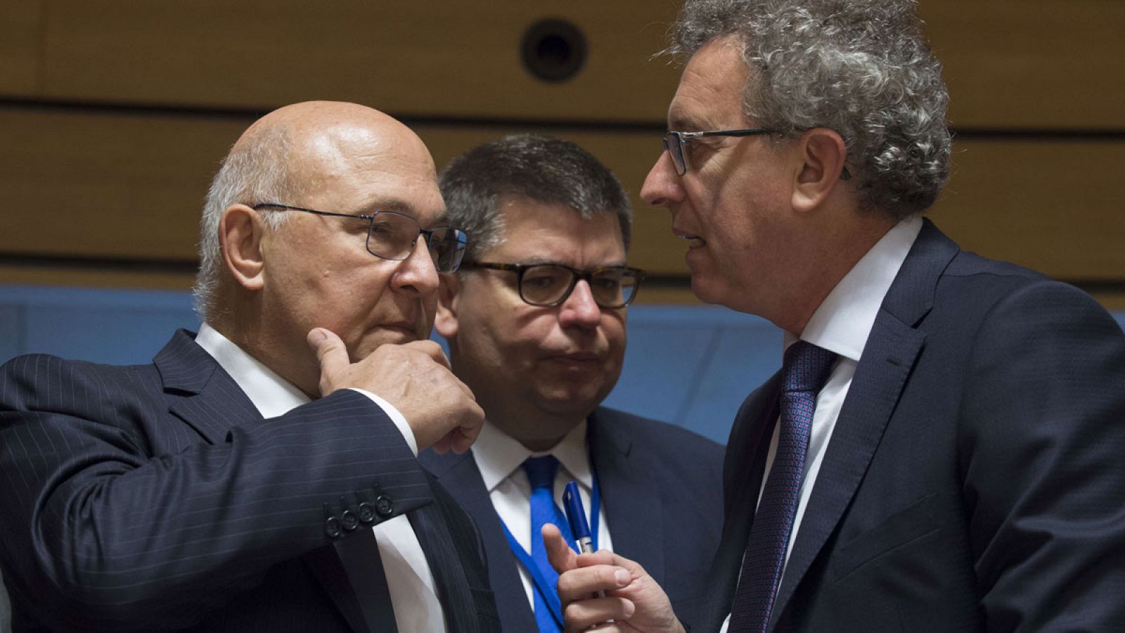 El ministro francés de Finanzas, Michel Sapin, escucha a su homólogo de Luxemburgo, Pierre Gramegna, durante la reunión del Ecofin de este martes