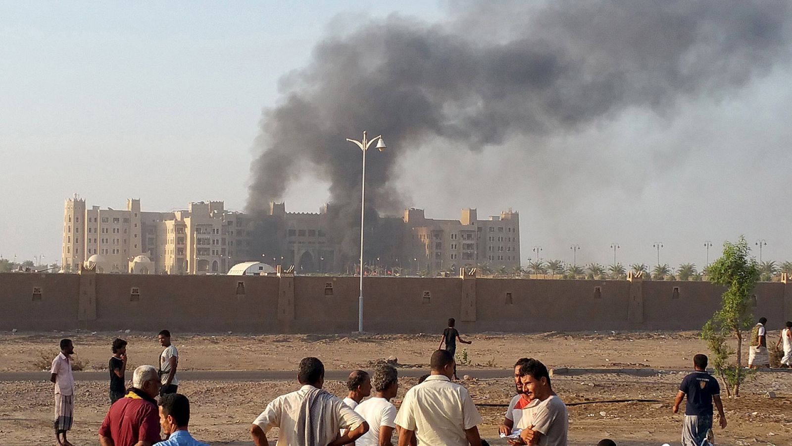 Humareda sobre el hotel Al Qasr, en Adén (Yemen), sede del gobierno provisional. REUTERS