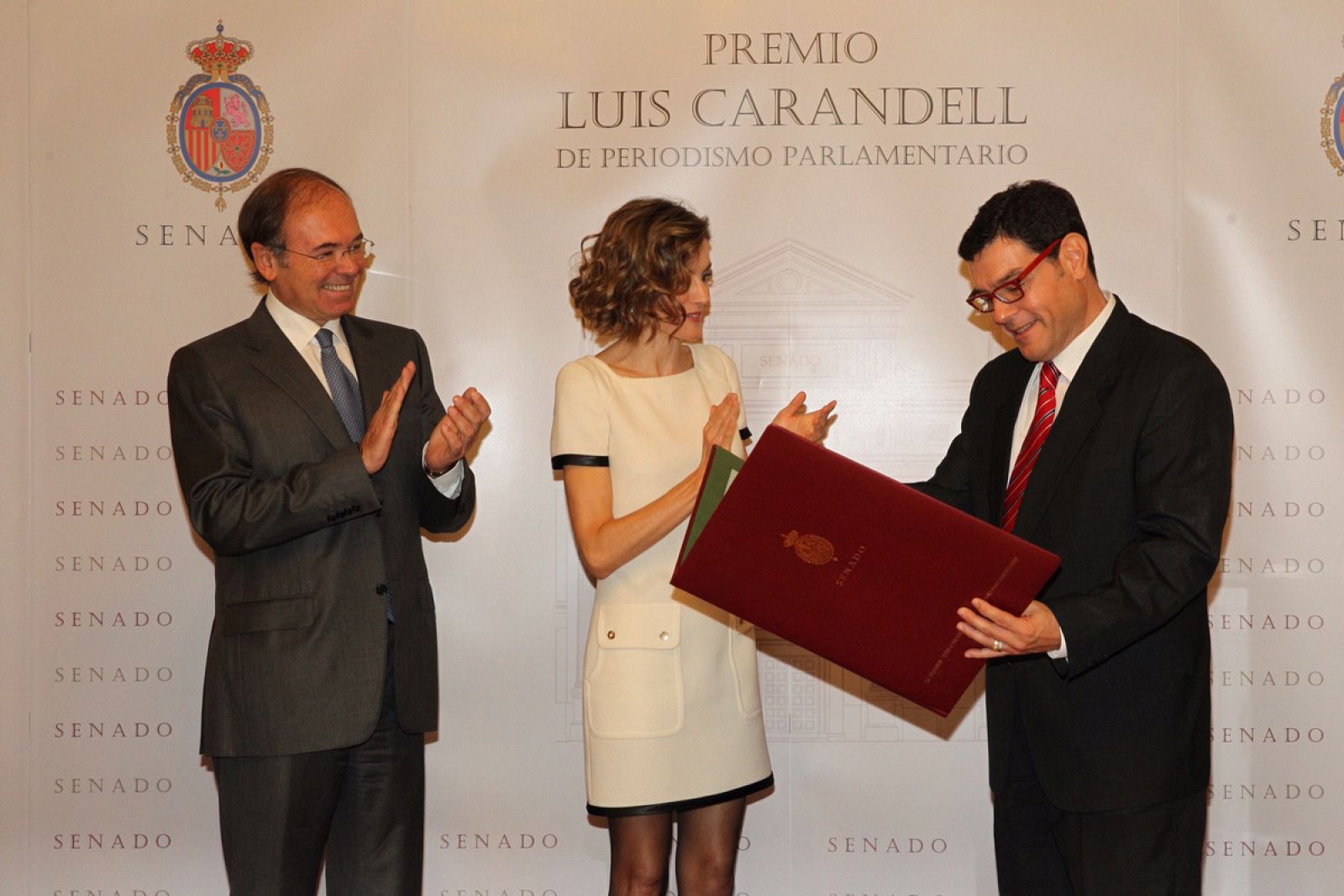 Miguel Ángel Domínguez recoge el premio Luis Carandell en el Senado.