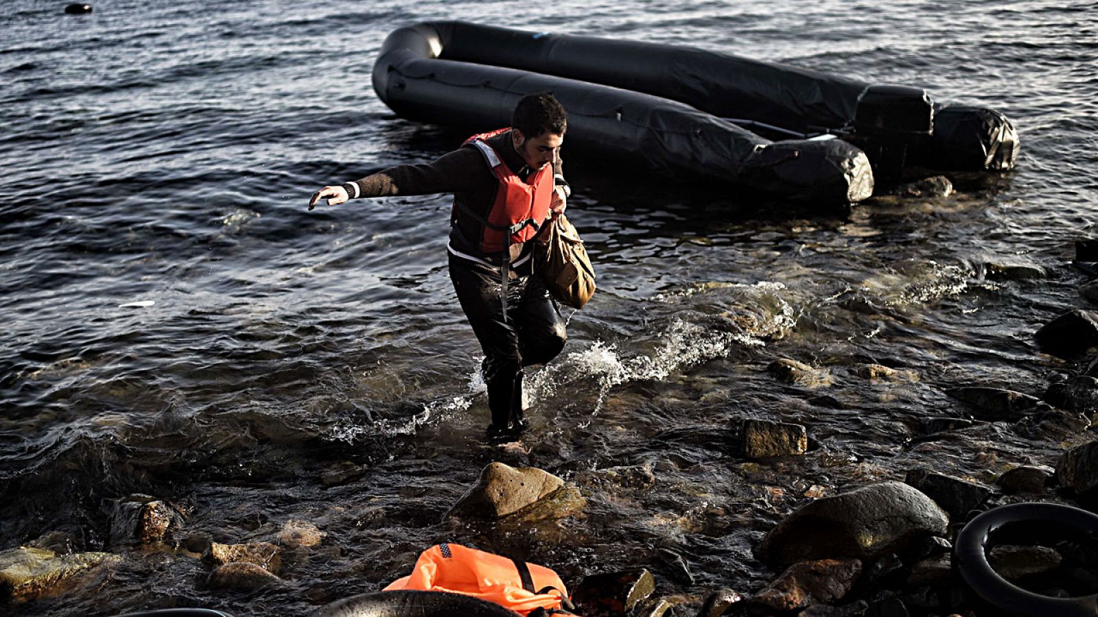 Un refugiado alcanza la costa de la isla de Lesbos, en Grecia