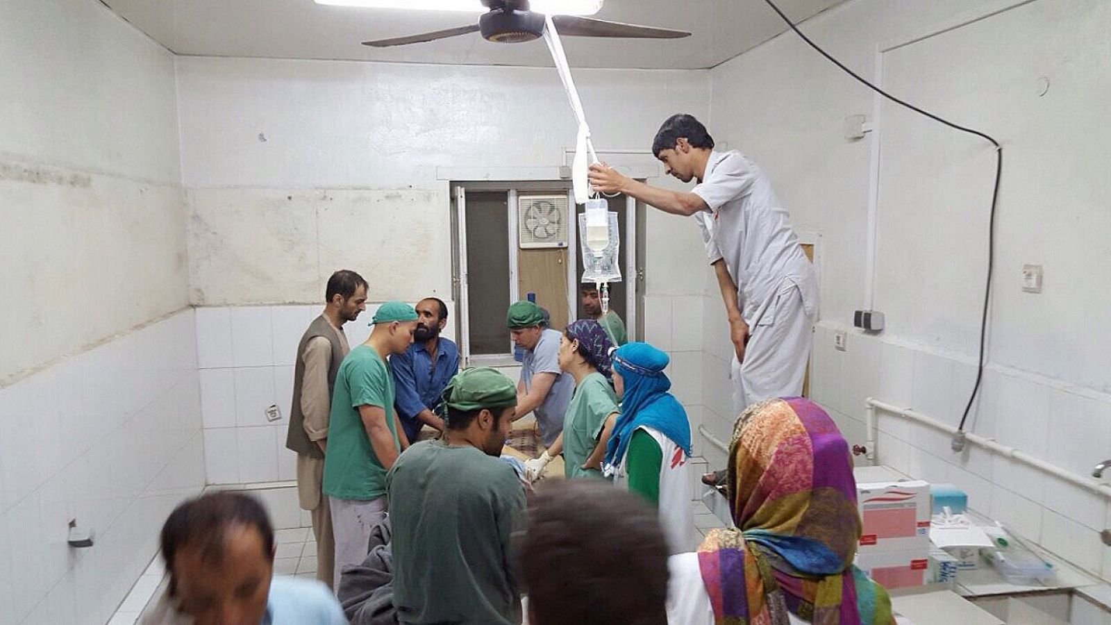 Fotografía proporcionada por Médicos sin Fronteras (MSF) que muestra a médicos trabajando en una de las áreas del hospital de Kunduz que no resultó afectada por el bombardeo de EE.UU.