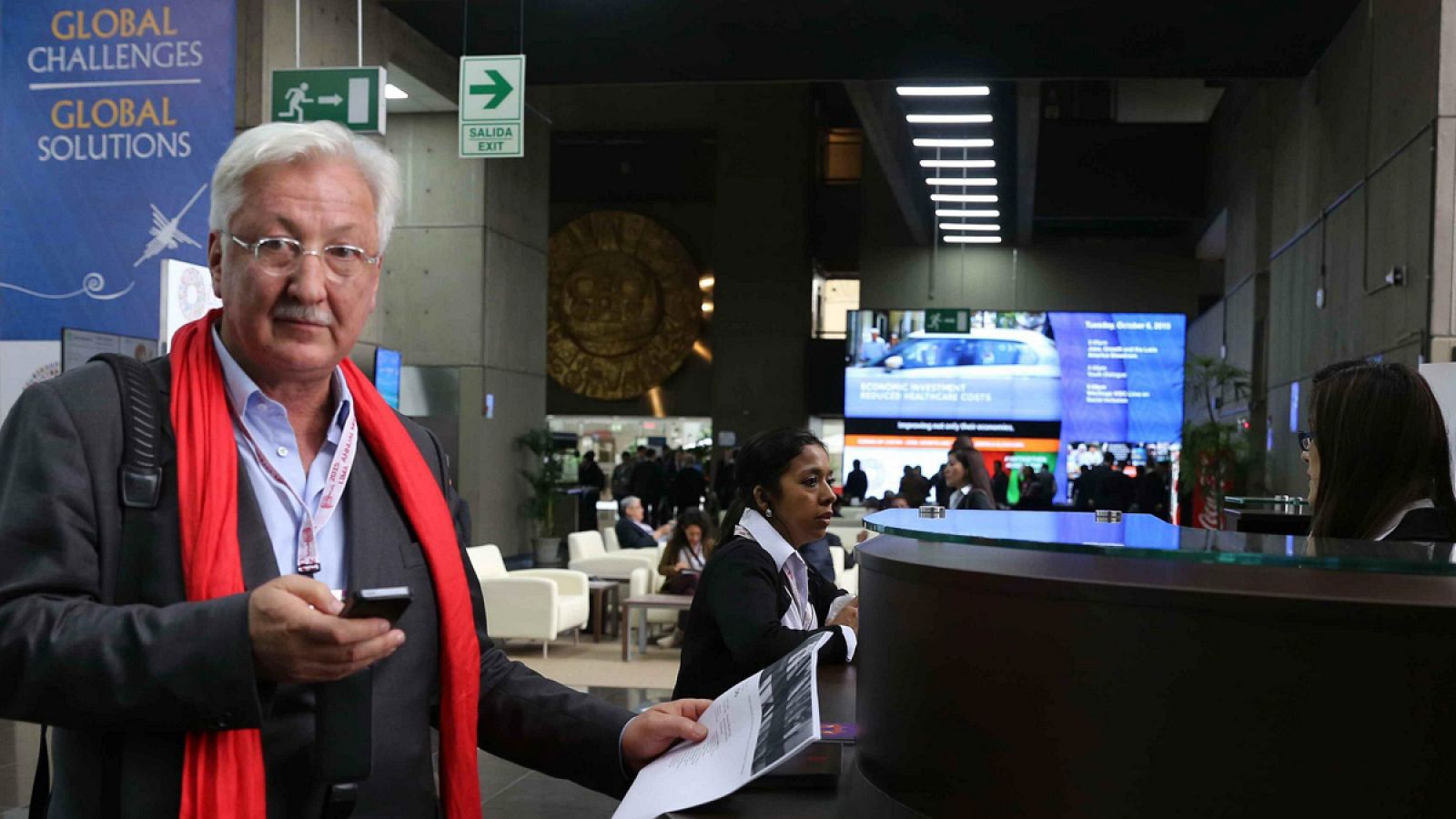 Un asistente a la asamblea anual del FMI en Lima