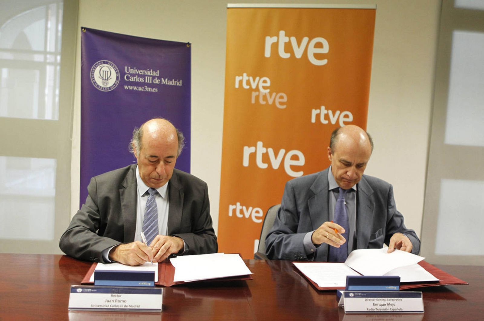  El director general corporativo de RTVE, Enrique Alejo (derecha) y el rector de la Universidad Carlos III, Juan Romo, en la firma de la constitución de la Cátedra RTVE-UC3M