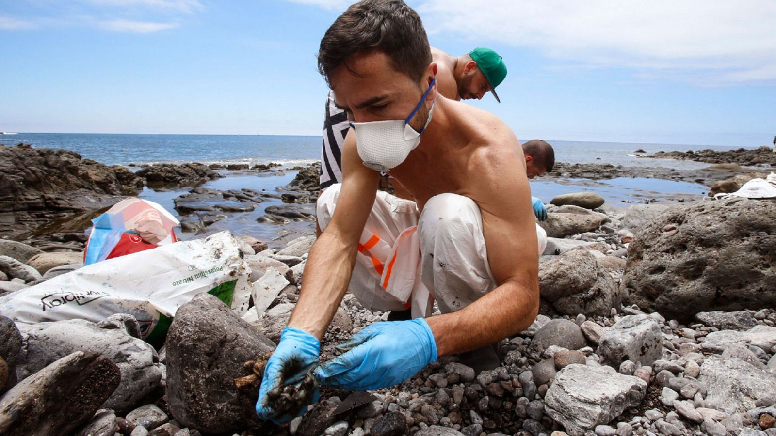 Voluntarios limpian el vertido del Oleg Naydenov el pasado mes de abril en Gran Canaria