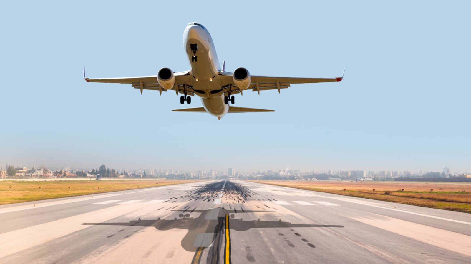 Un avión despega hacia su destino