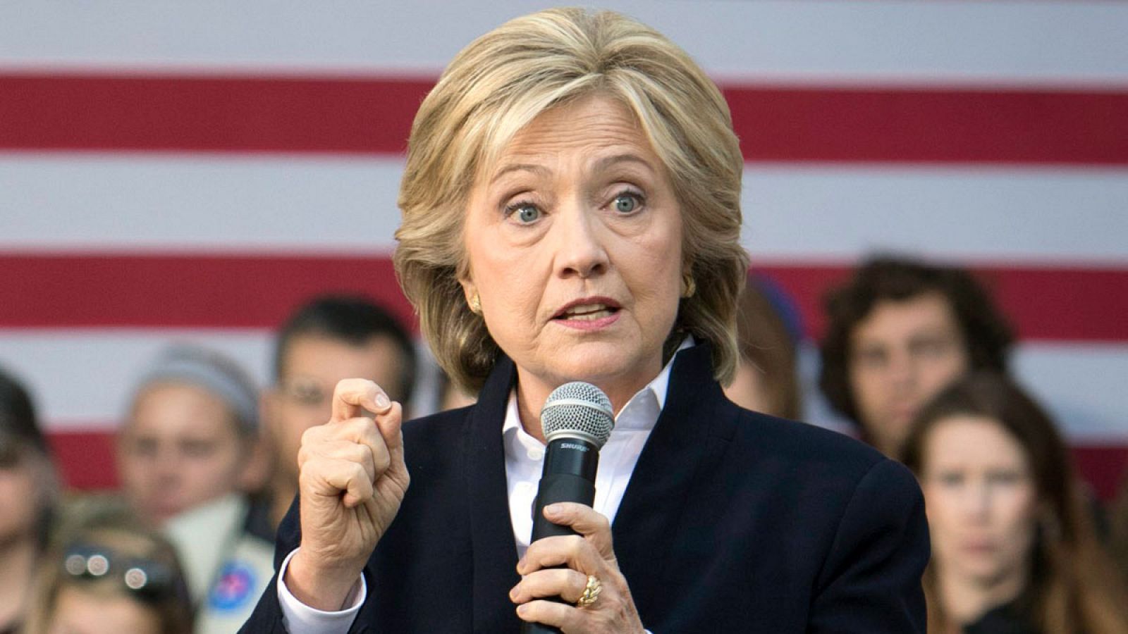 La candidata a liderar a los demócratas en la carrera a la Casa Blanca, Hillary Clinton, durante un acto de su campaña en Iowa.
