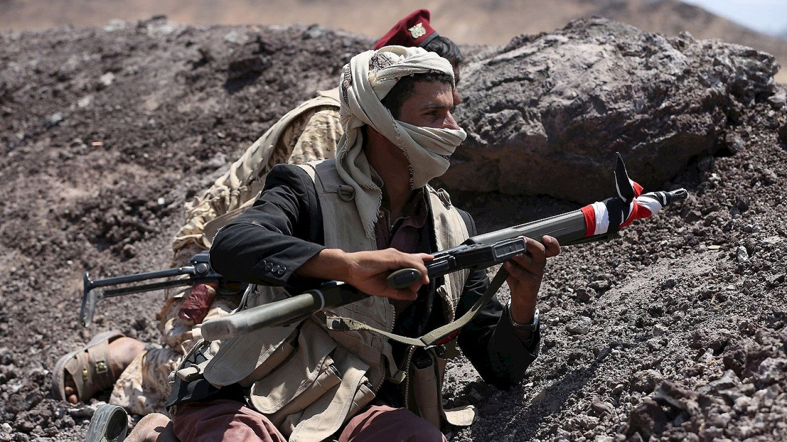 Un combatiente tribal fiel al gobierno de Abdu Rabu Mansur Hadi en el frente contra los hutíes en la provincia de Marib, en Yemen, el 7 de octubre de 2015. Reuters