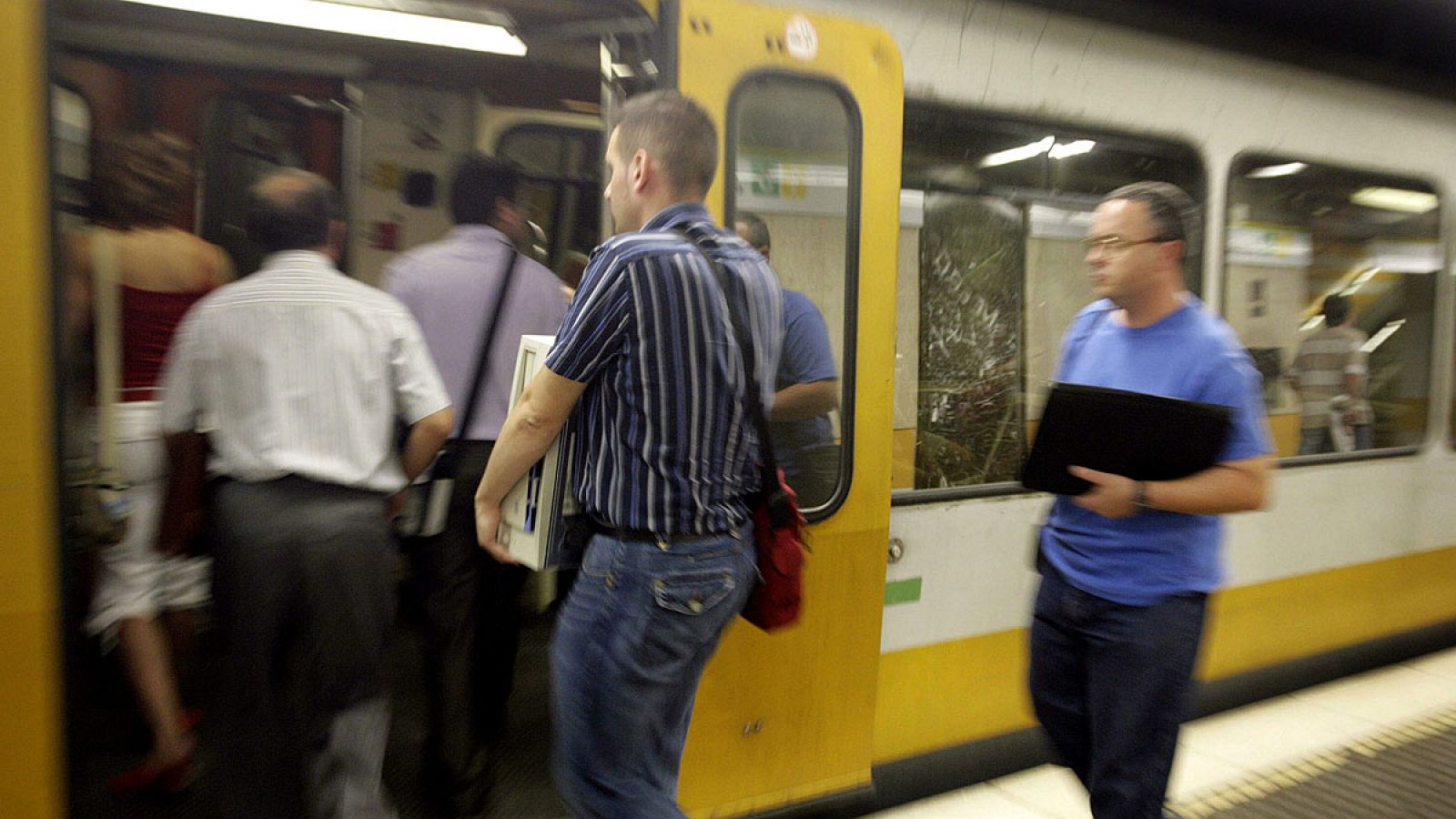 Varias personas suben al tren de la línea 1 del metro de Valencia en la estación de Jesús donde se produjo el accidente