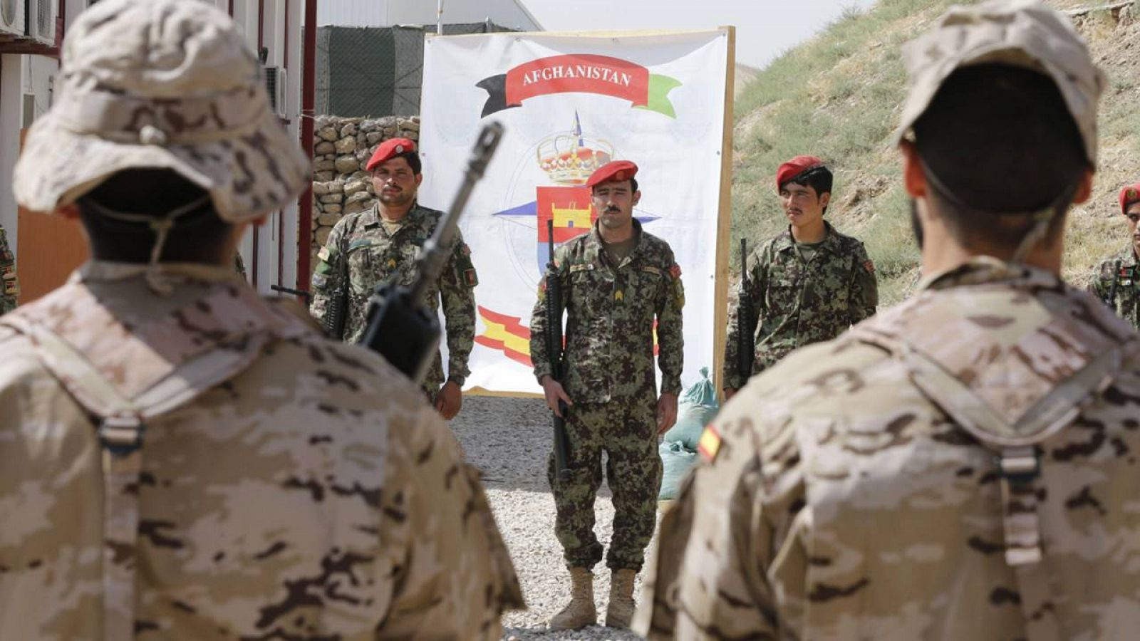 Militares españoles y afganos en un acto en Qala i Naw, en 2003