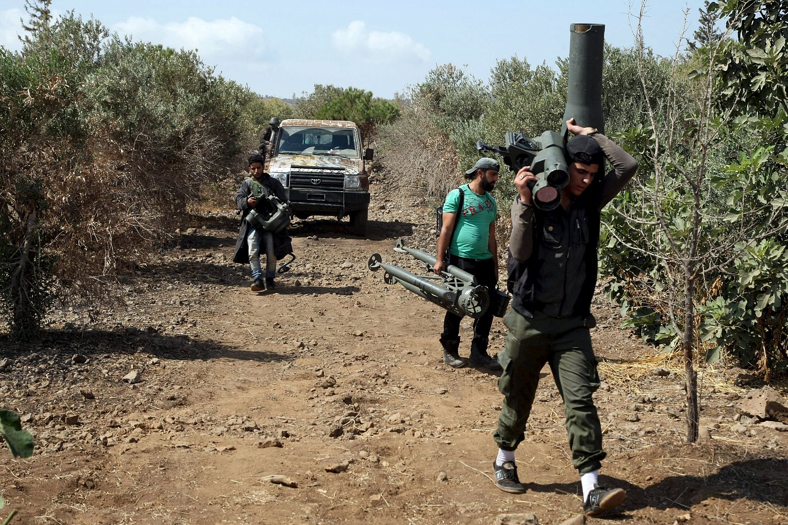 Combatientes del Ejército Libre Siria transporta un arma durante los preparativos de una ofensiva contra Bachar al Asad.