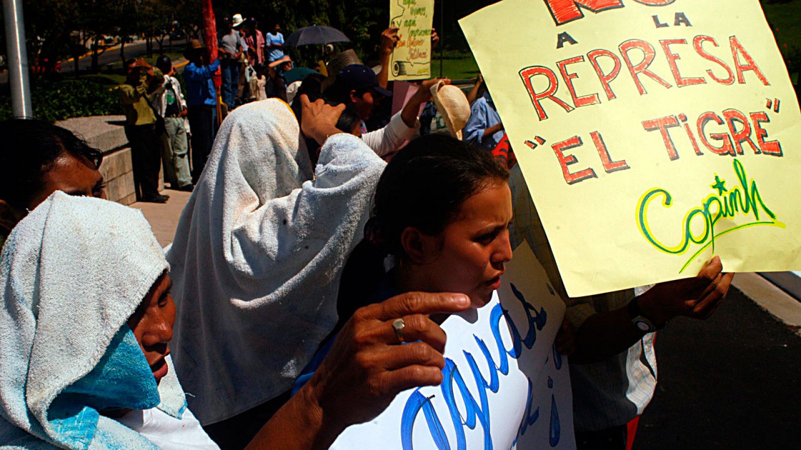 Varias mujeres protestan contra la construcción de una presa en Honduras