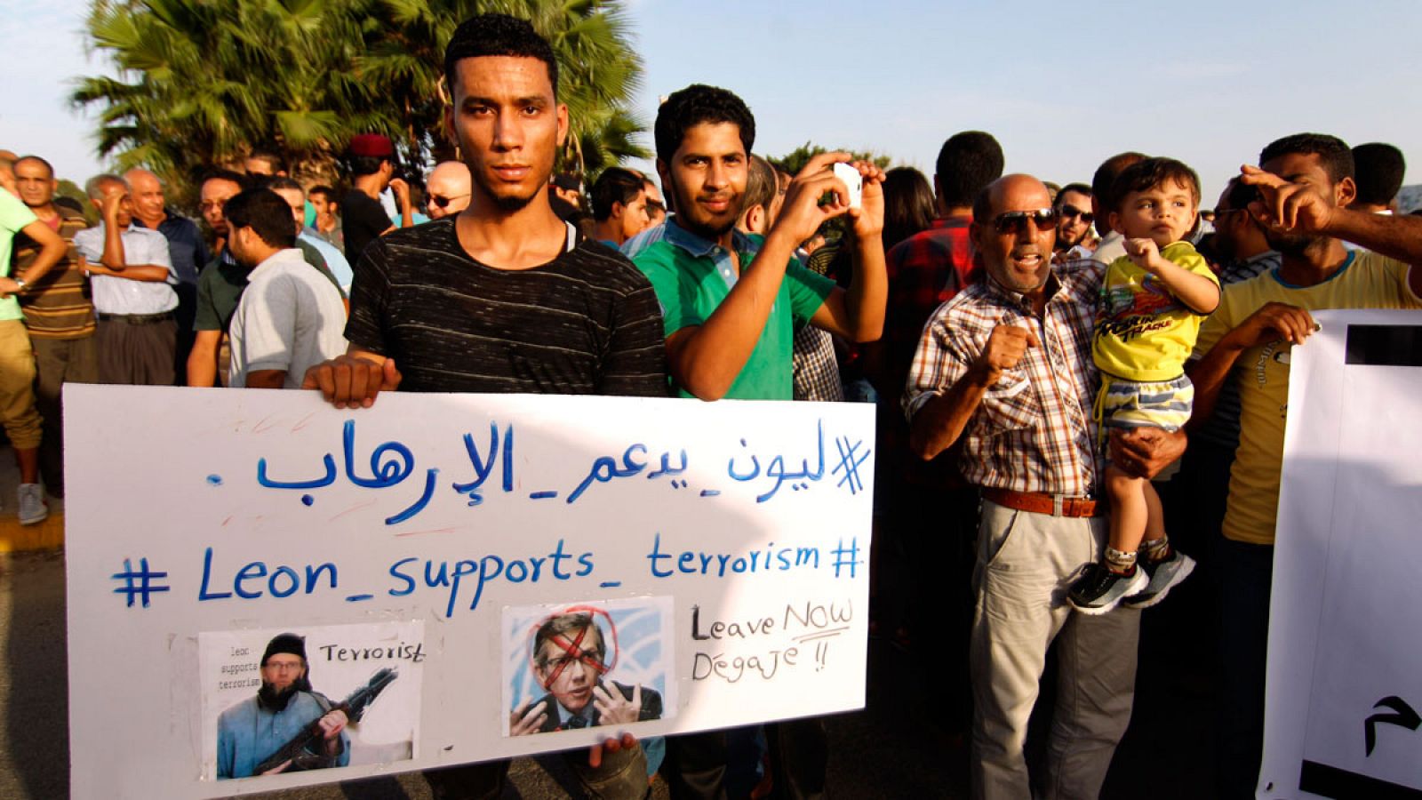 Un joven libio sostiene un cartel de protesta contra la propuesta de un gobierno de unidad popular realizada por la ONU.
