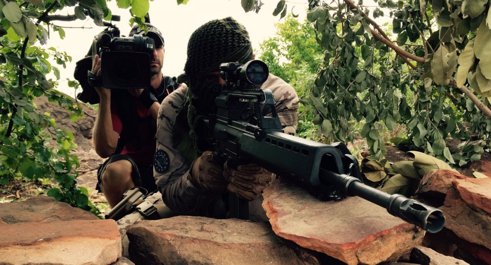 Cámara grabando un ejercicio con fuego real en Mali
