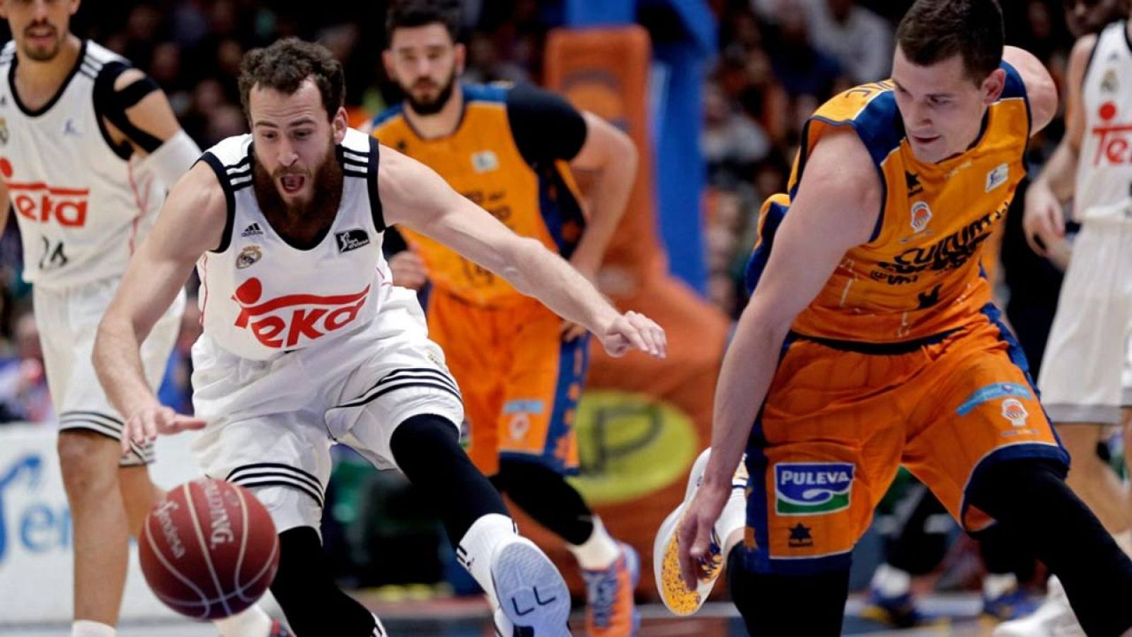 Sergio Rodríguez y Van Rossom pugnan por un balón la temporada pasada