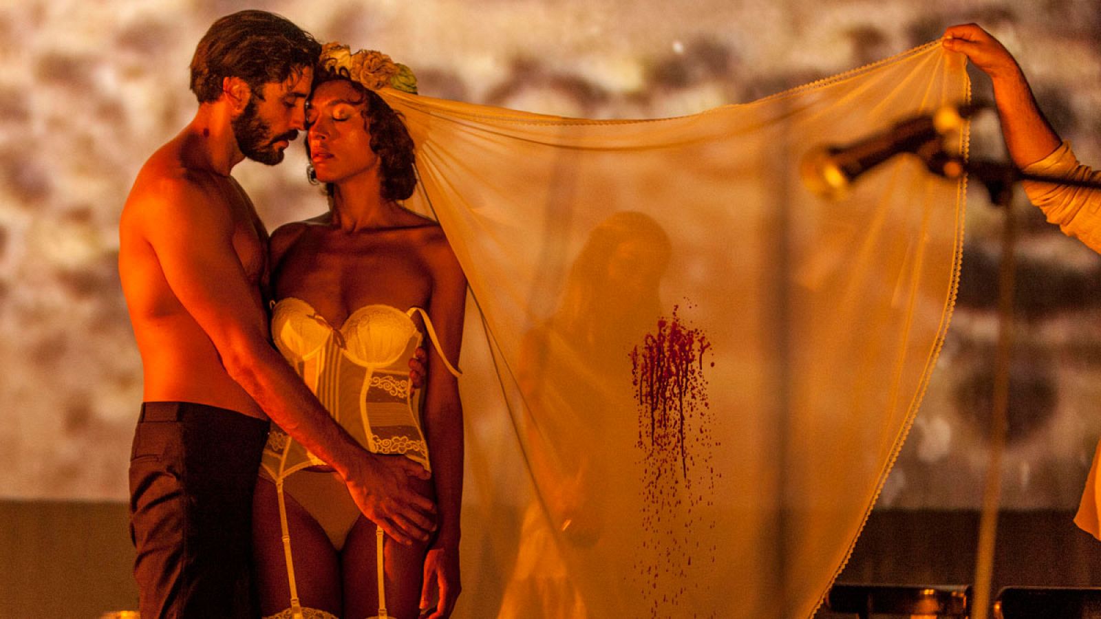 Don Juan (Álex García) y Aminta (Judith Diakhate) durante una escena de 'El Burlador de Sevilla' en el Teatro Español
