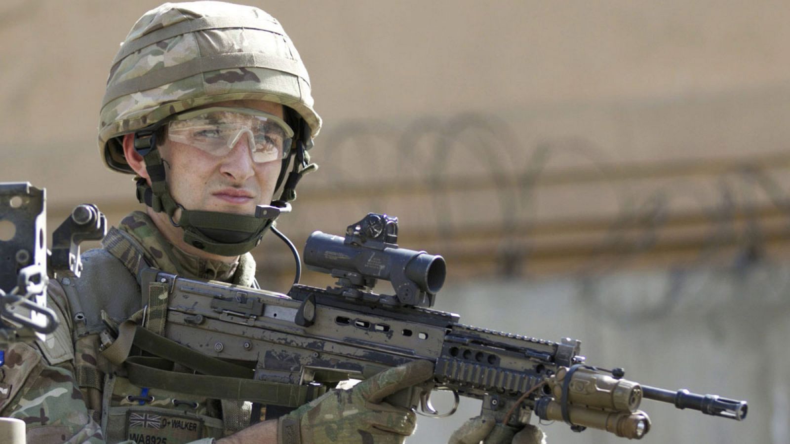 Un soldado británico de la misión de la OTAN en Afganistán vigila en la capital de ese país, Kabul.
