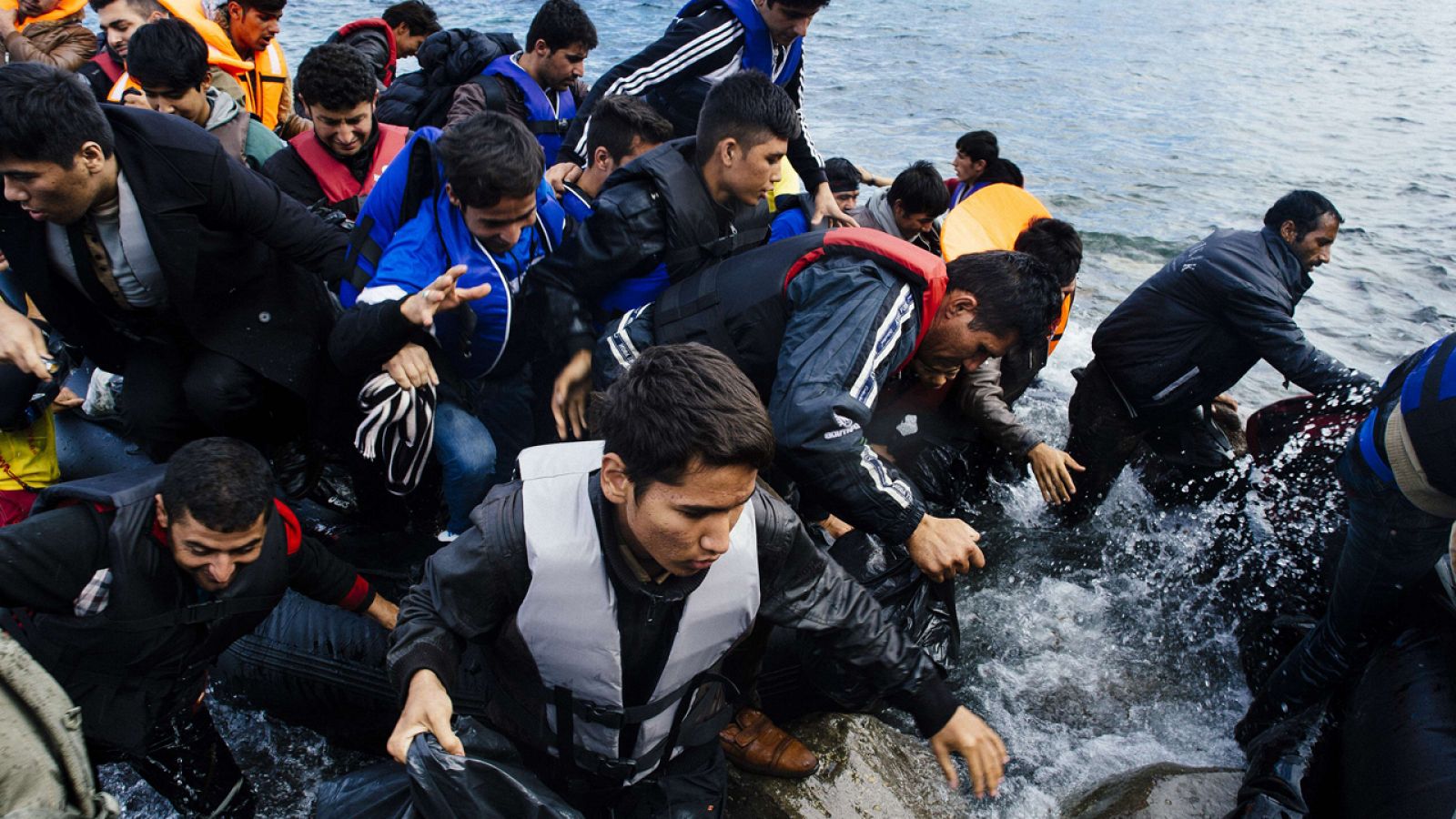 Refugiados y migrantes llegando a la isla griega de Lesbos después de cruzar el mar Egeo desde Turquía