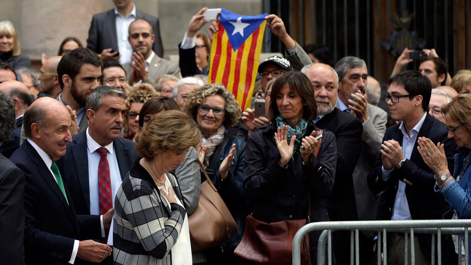 Varios centenares de personas arropan a la consellera Irene Rigau, imputada por el 9N