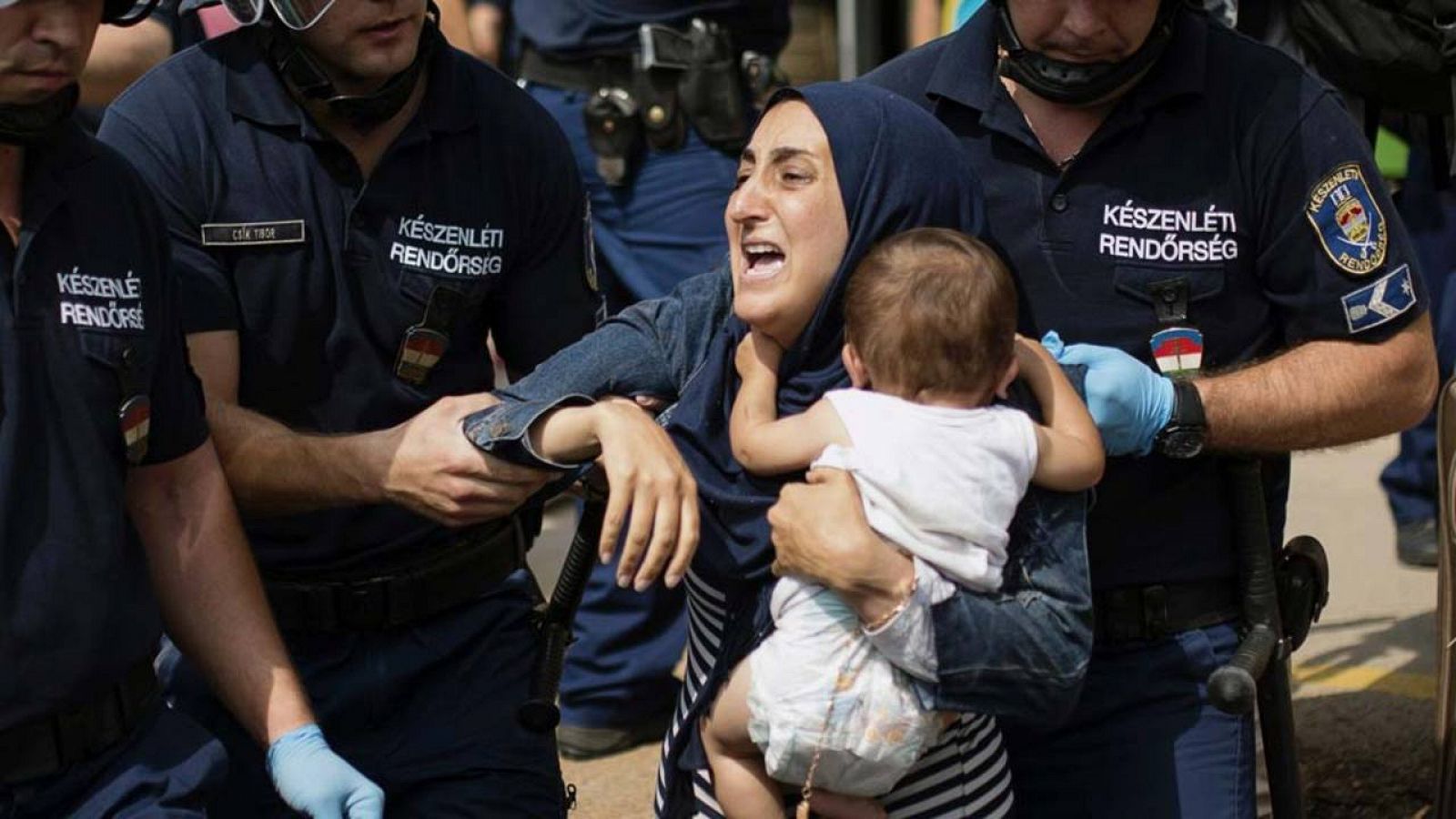 La policía desaloja a una refugiada y a su hijo de la estación de Keleti, en Budapest, a principios de septiembre.