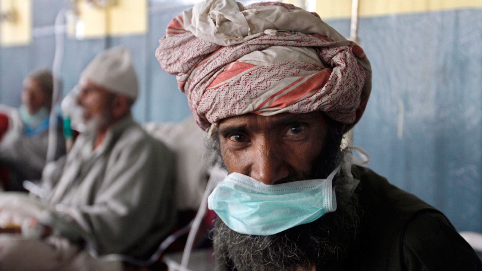 Un paciente enfermo de tuberculosis recibe tratamiento médico en un hospital de Srinagar, India.