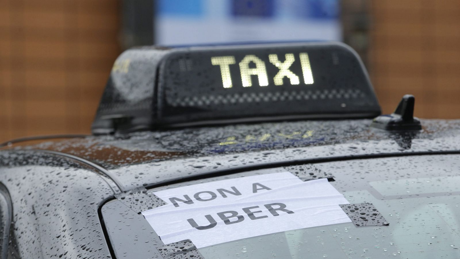 Un cartel en contra de Uber en un taxi de Bruselas