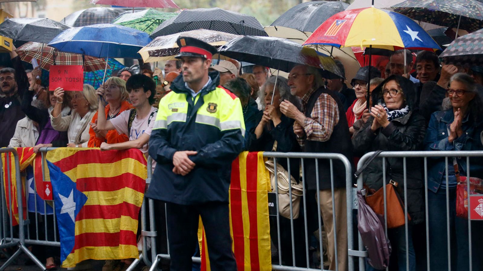 Manifestantes permanecen bajo la lluvia en apoyo a la consellera Irene Rigau, imputada por el 9N.
