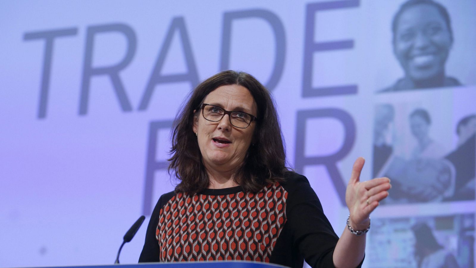 La comisaria europea de Comercio, Cecilia Malmström, presenta en rueda de prensa la nueva estrategia Un comercio par todos: hacia una política comercial y de inversión más responsable en Bruselas