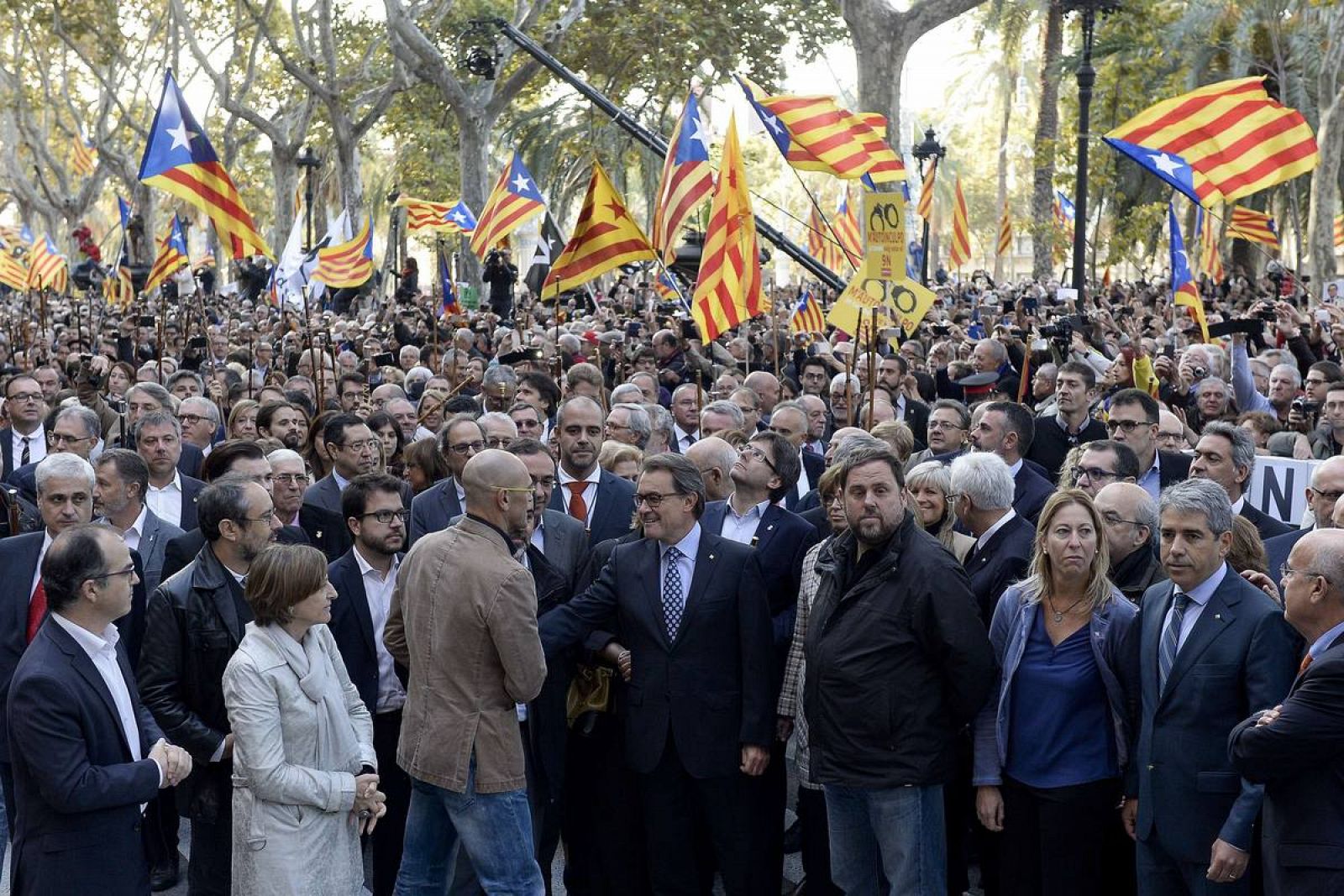 Miembros de Junts pel Sí, como Raül Romeva, Oriol Junqueras o Carme Forcadell, y del Govern catalán, arropan a Mas junto a cientos de ciudadanos antes de su comparecencia ante el TSJ de Cataluña.
