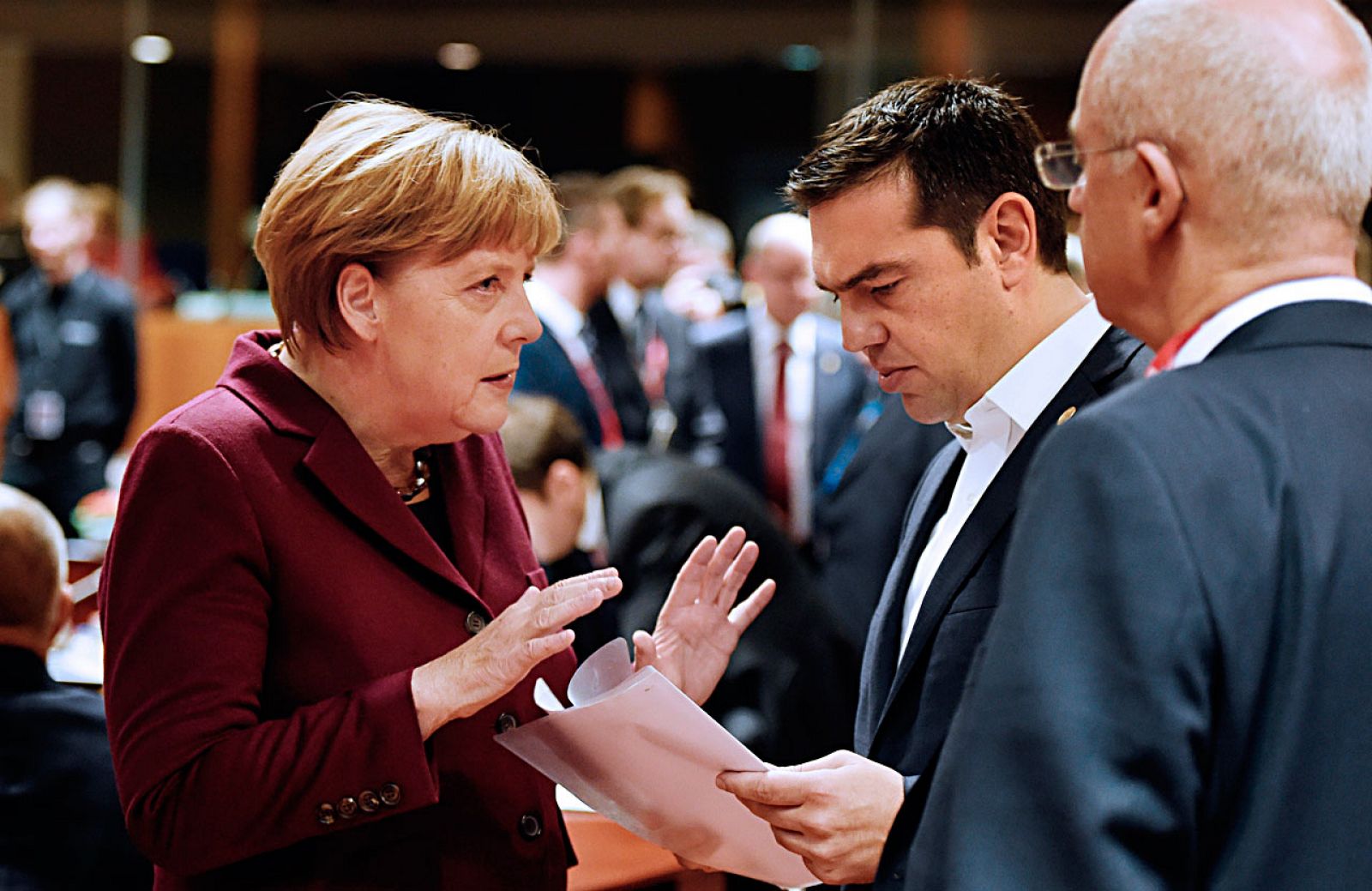 Merkel y Tsipras charlan antes del inicio de la cumbre de líderes de la UE sobre la crisis de los refugiados