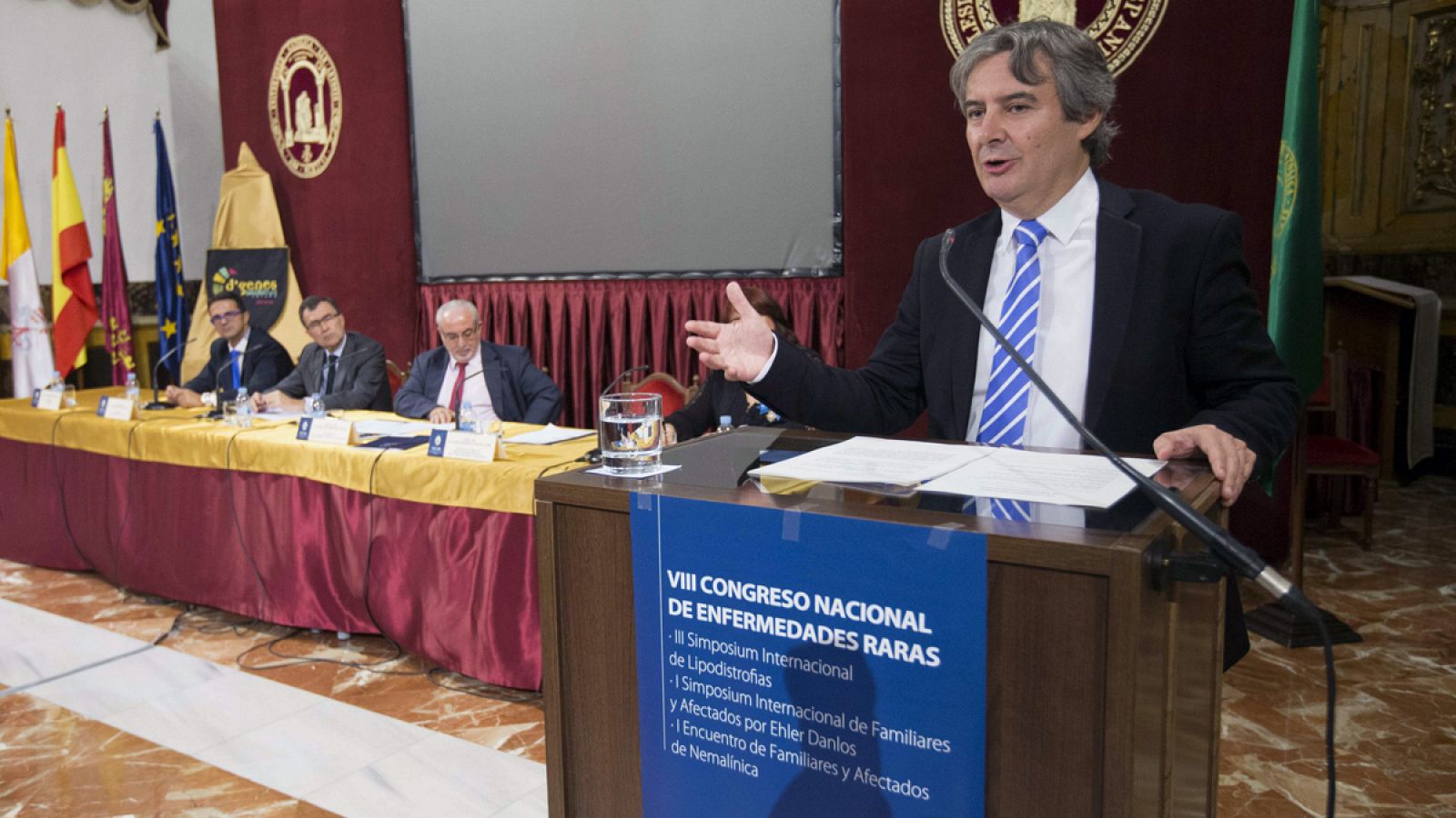 El secretario general del Ministerio de Sanidad y Consumo, Rubén Moreno (d), hoy durante su intervención en el acto de inauguración del VIII Congreso Nacional de Enfermedades Raras, en Murcia.