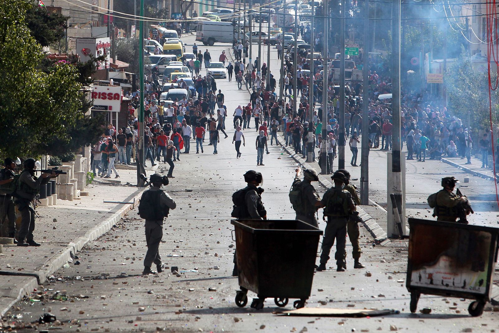 Manifestantes palestinos se enfrentan a las fuerzas de seguridad israelíes en Belén