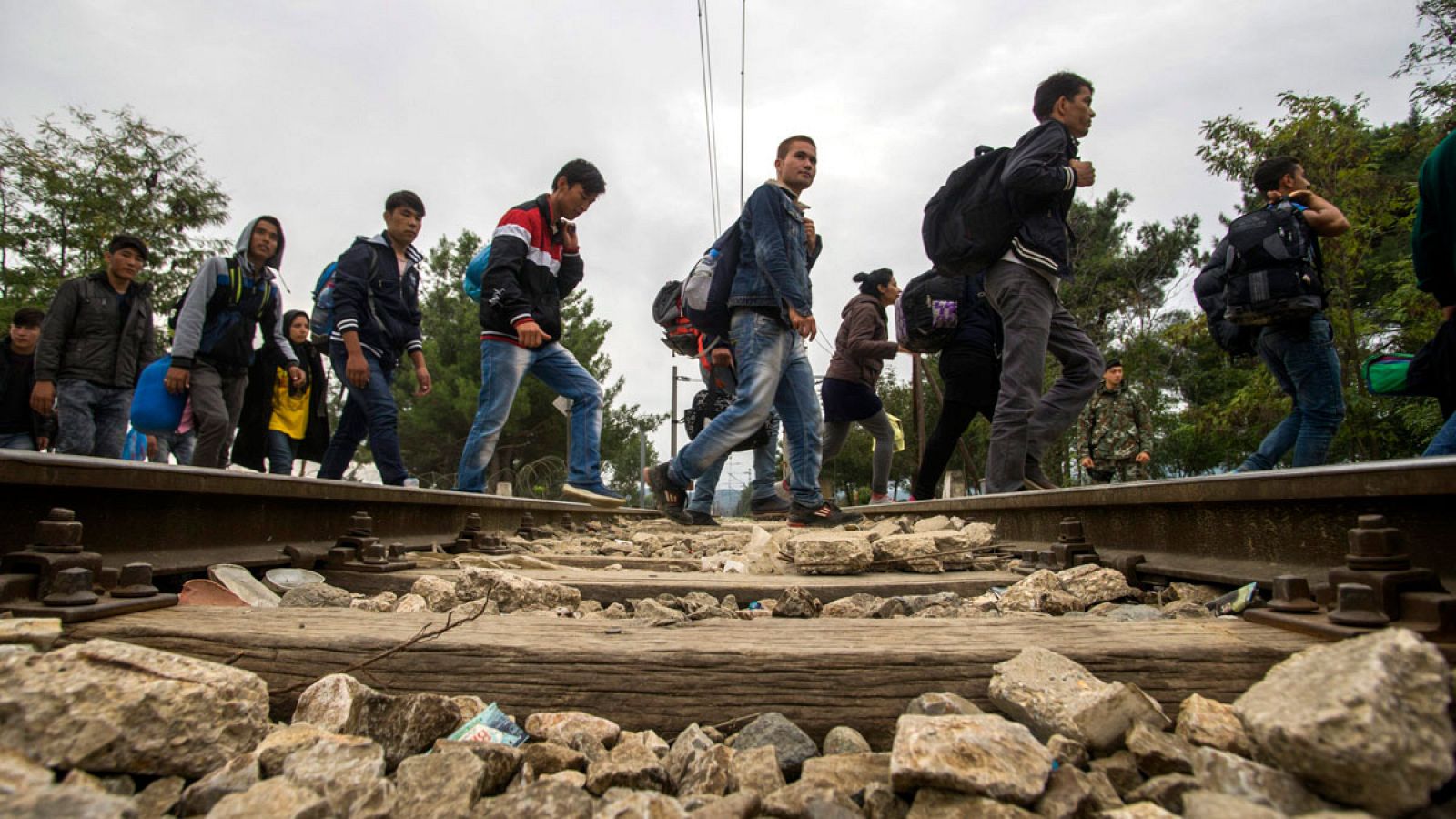 Refugiados caminan cerca de la frontera griega en Gevgelija, Macedonia