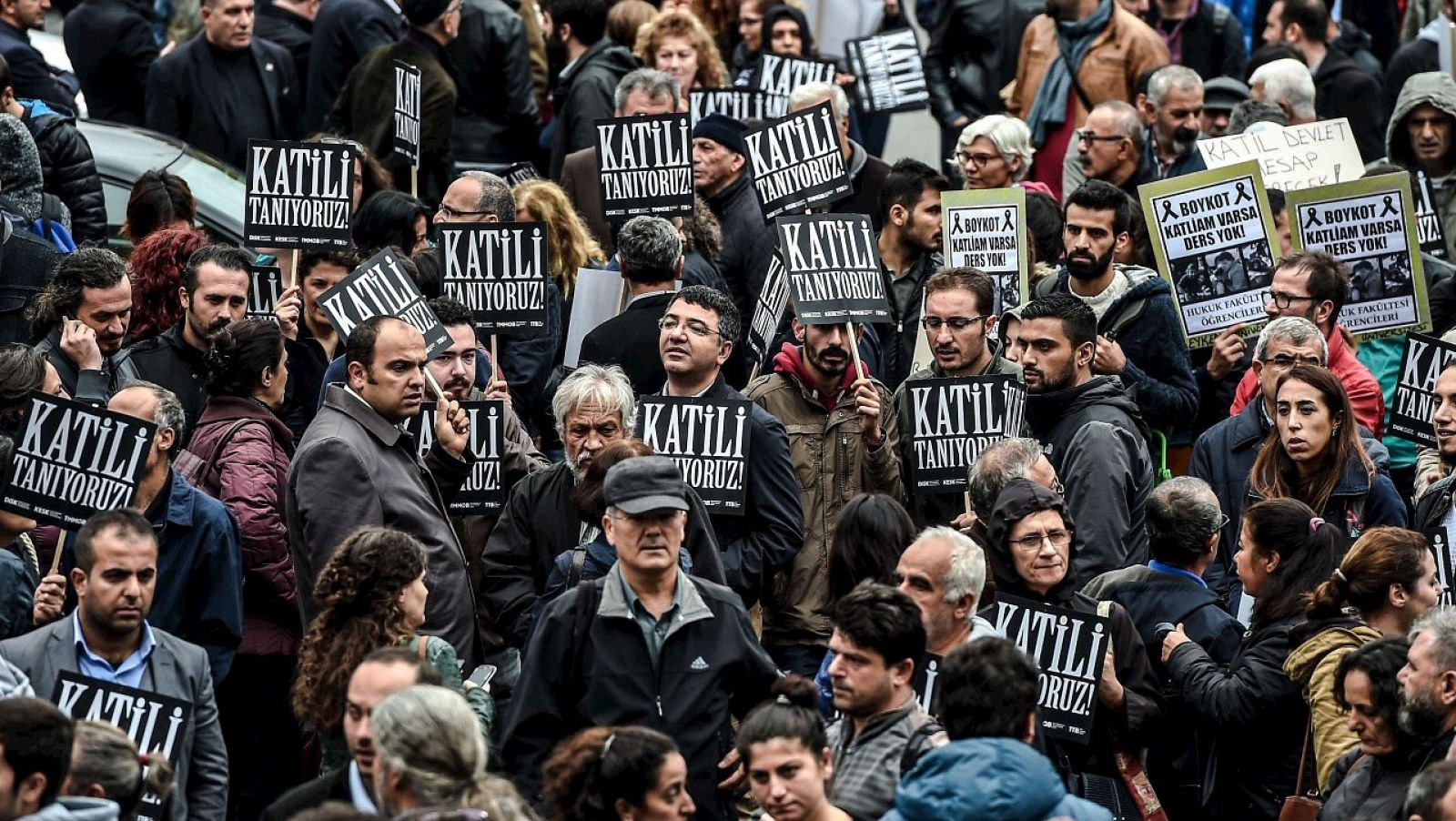 Manifestantes con pancartas en las que se lee "Conocemos al asesino" en una manifestación en Estambul el 13 de octubre de 2015 como repulsa por el atentado de Ankara. AFP PHOTO / OZAN KOSE