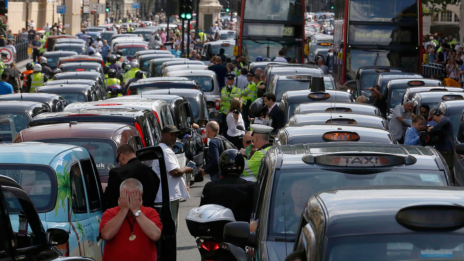 Varios taxistas protestan en Londres contra Uber