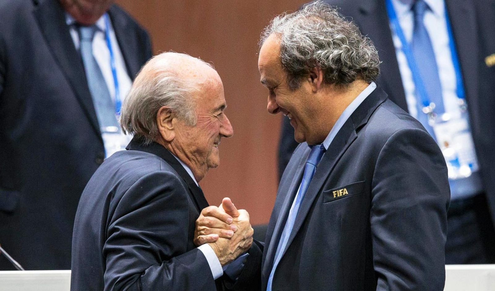 Platini y Blatter han sido suspendidos de sus respectivos cargos por 90 días.