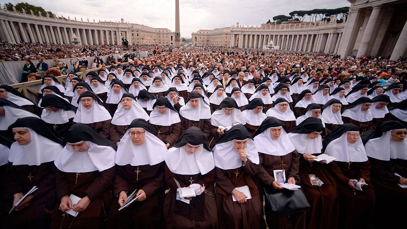 Un grupo de monjas asiste a la ceremonia de canonización en el Vaticano