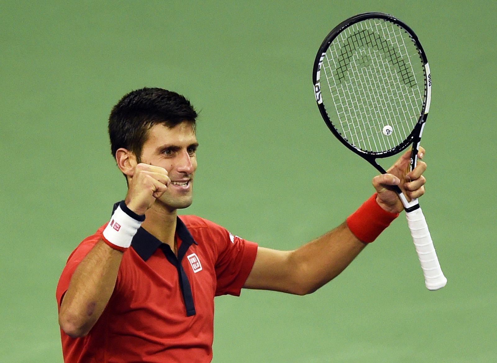 Novak Djokovic celebra la victoria ante Tsonga en la final del Master 1000 de Shanghái.