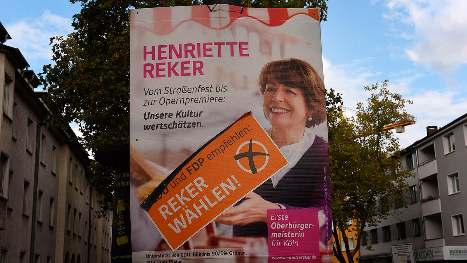 Un cartel electoral muestra la imagen de Henriette Reker, vencedora en los comicios de Colonia