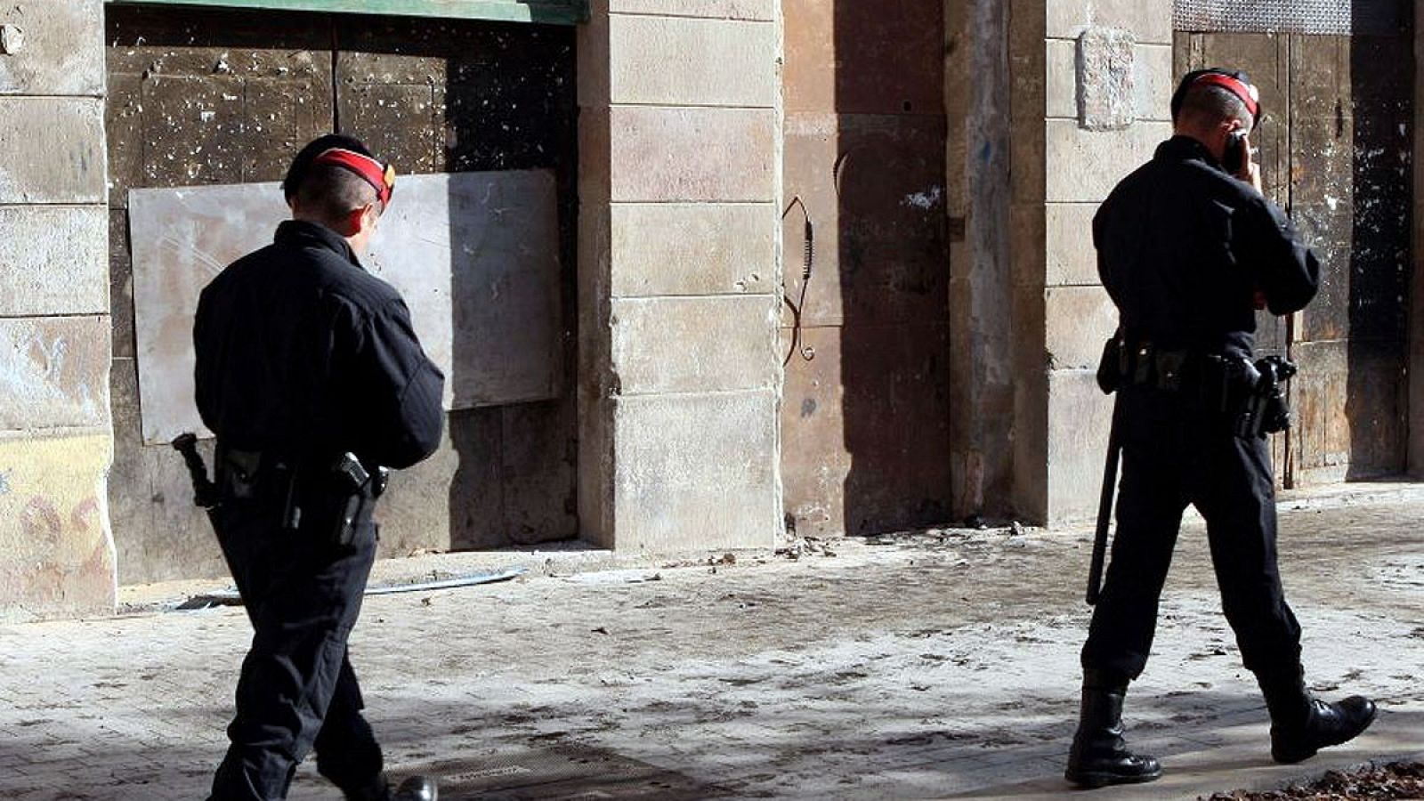 Dos mossos de patrulla por el barrio del Raval, en Barcelona