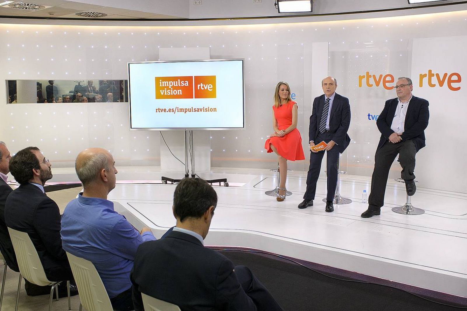  La presentadora de la rueda de prensa, Ana Belén Roy, el director general corporativo de RTVE, Enrique Alejo, y el jefe de la Unidad Gestión del Centro de Innovación de RTVE, Esteban Mayoral, en un momento de la presentación