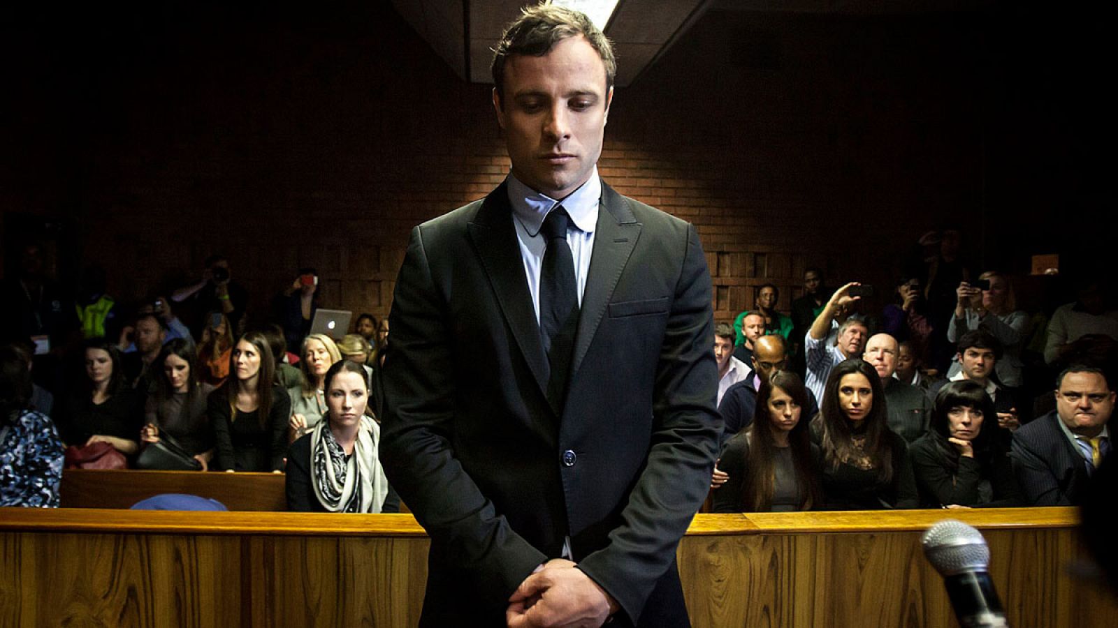 Fotografía de archivo que muestra al atleta sudafricano Oscar Pistorius durante su juicio en Pretoria (Sudáfrica).