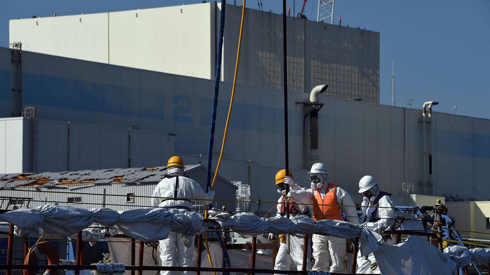 Trabajadores de la planta de Fukushima instalan un muro impermeable en el mar frente a la central, el 9 de octubre