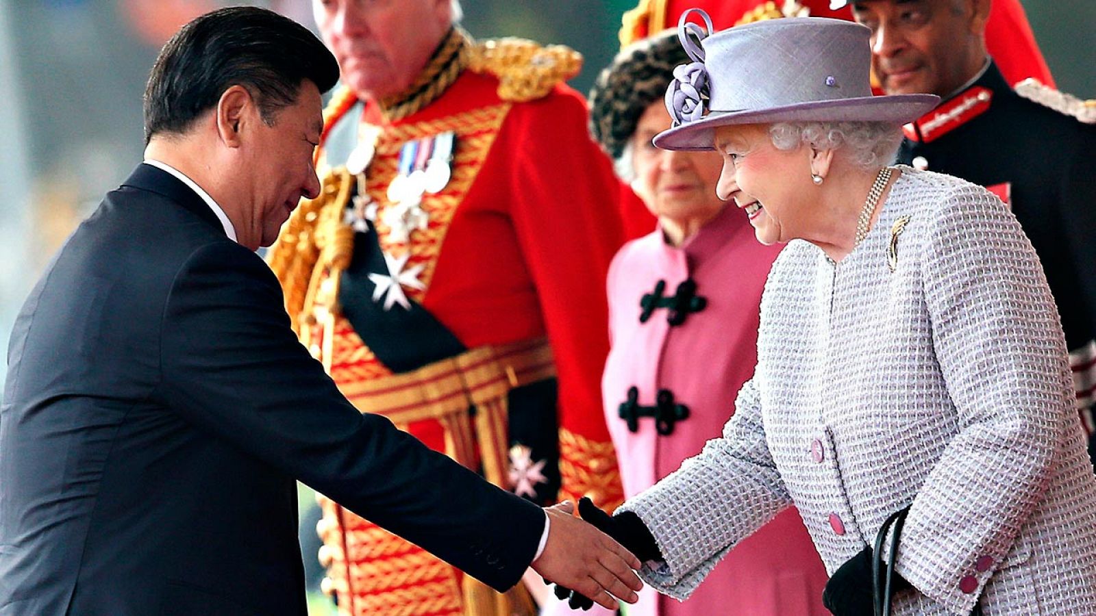 El presidente de China, Xi Jingping, es recibido por la reina Isabel II a su llegada al palacio de Buckingham