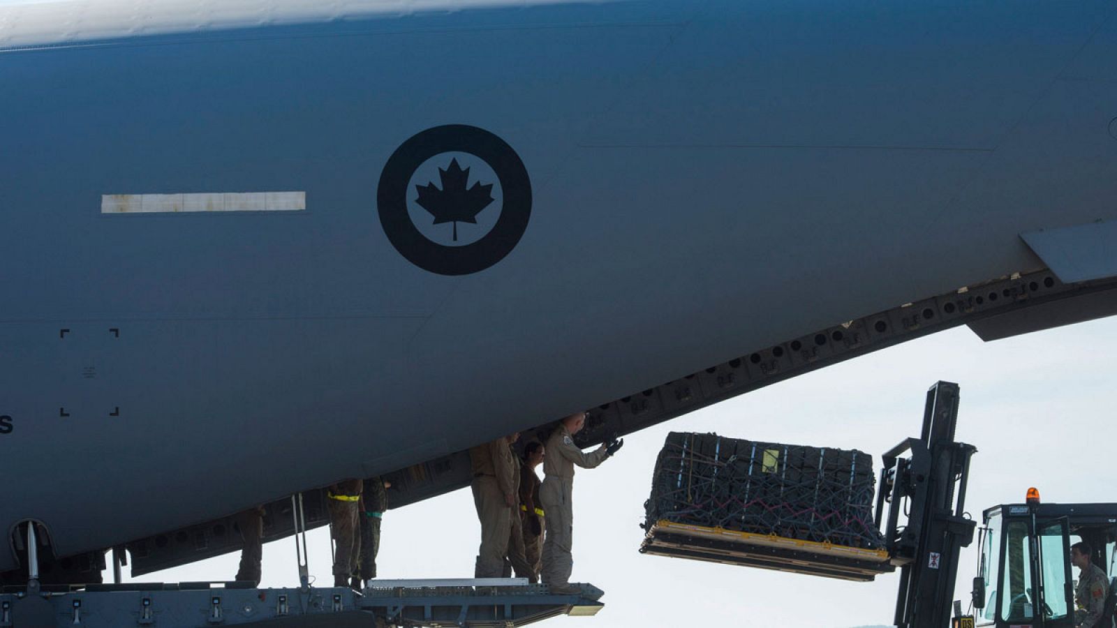 Imagen de archivo de un avión canadiense que carga munición para luchar contra el Estado Islámico.