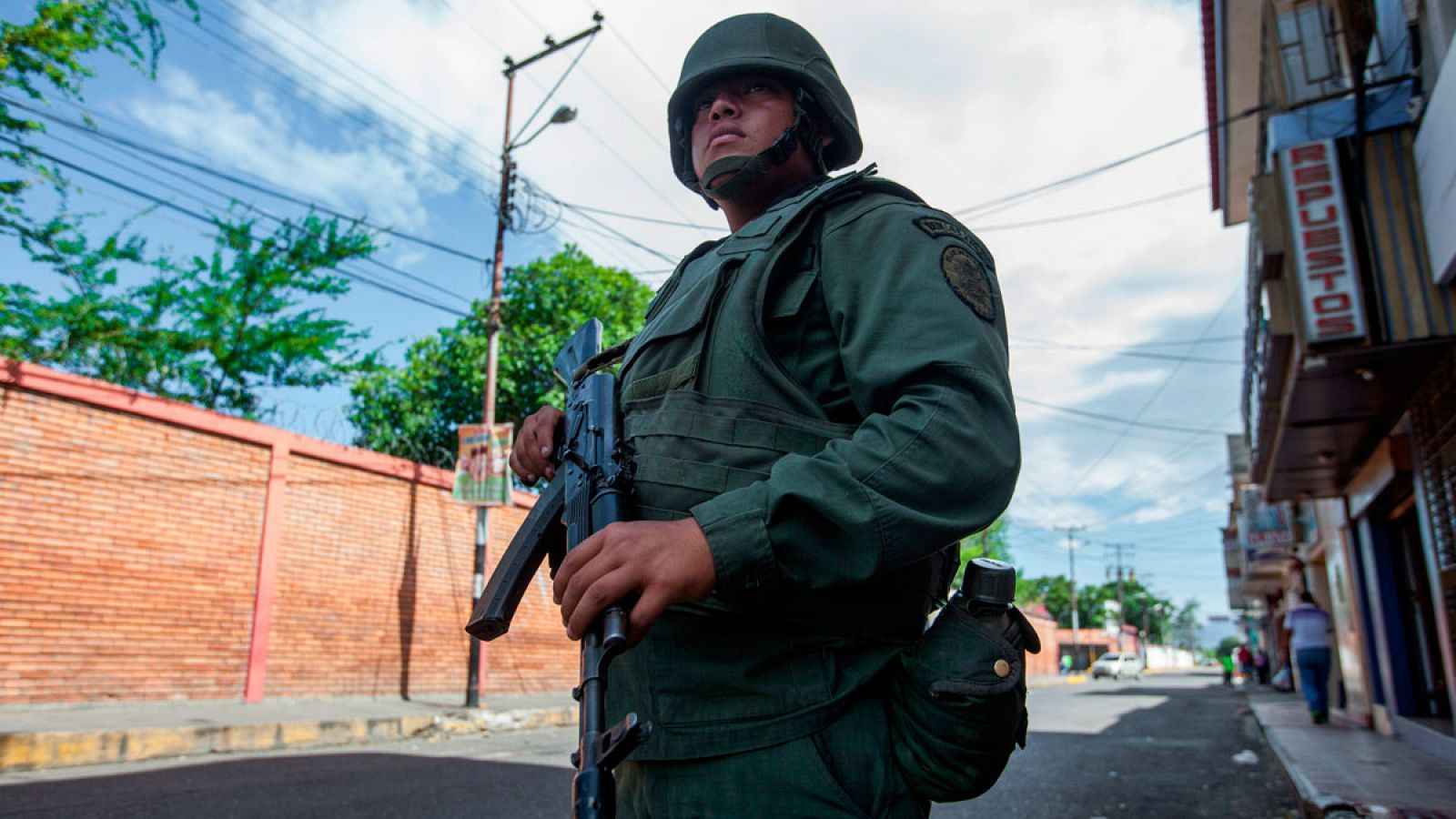 Un miembro de la Guardia Nacional Bolivariana de Venezuela (GNB) vigila las inmediaciones de la frontera con Colombia en el estado del Táchira.