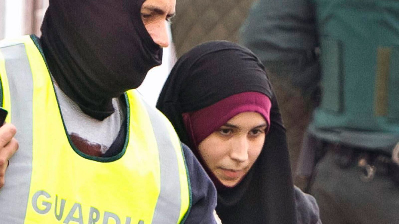 Registro en Almonte, en Huelva, de la vivienda de la joven detenida en Barajas cuando pretendía unirse al Estado Islámico