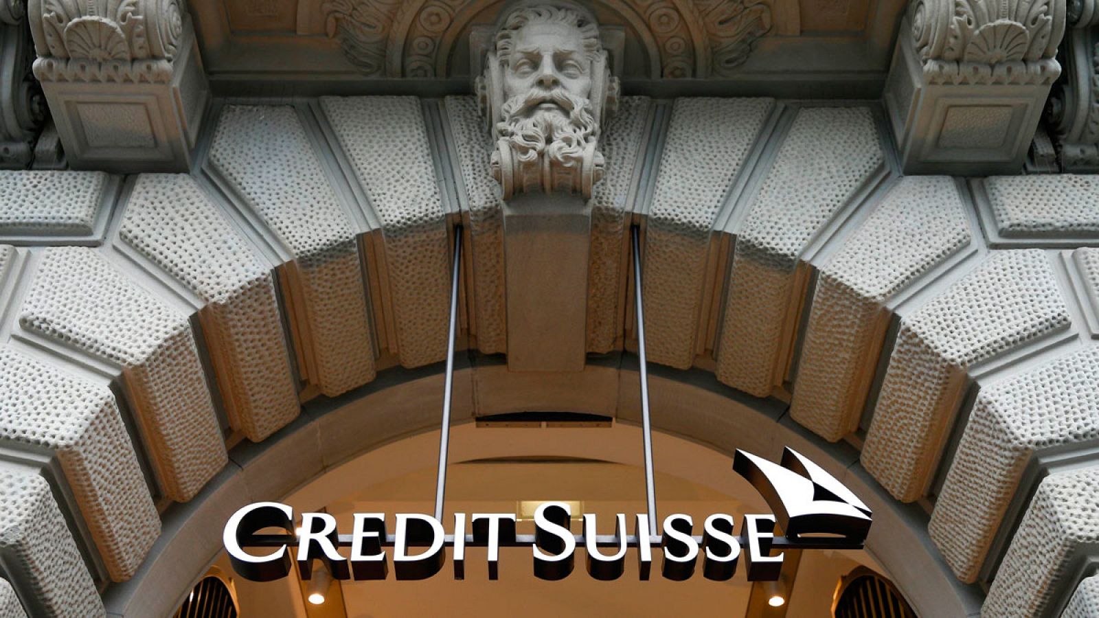 Entrada de la sede de Credit Suisse en Zúrich