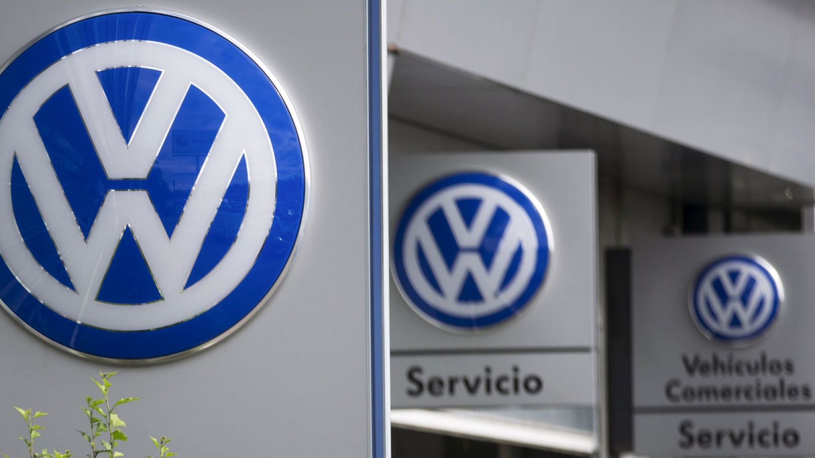 Logo de Volkswagen en un concesionario en Madrid