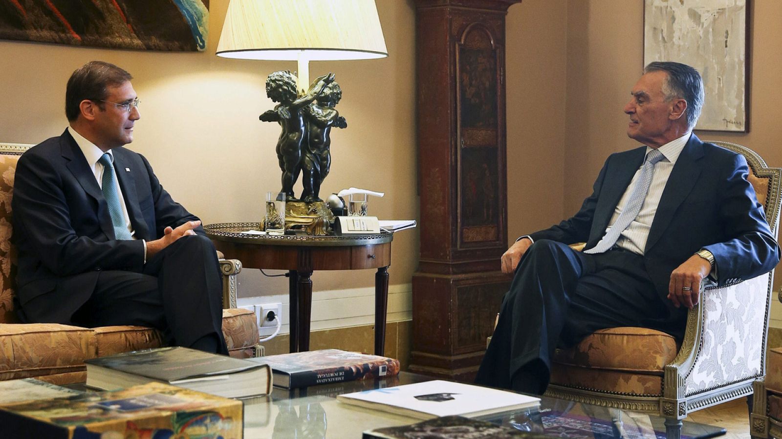 El presidente portugués Cavaco Silva se reune con el primer ministro en funciones Passos Coelho